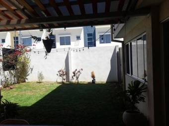 Se vende espaciosa casa de 2 plantas con patio y terraza en San Pablo de Heredia 23-2663