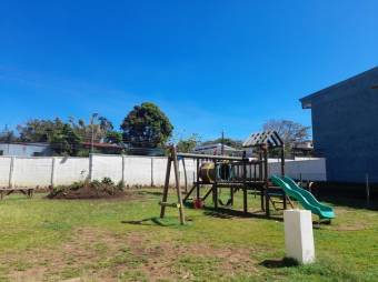 Se vende espaciosa casa de 2 plantas con patio y terraza en San Pablo de Heredia 23-2663