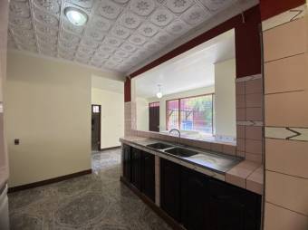 Se vende espaciosa casa con jardín interno en San Juan de Santa Barbara 24-1106