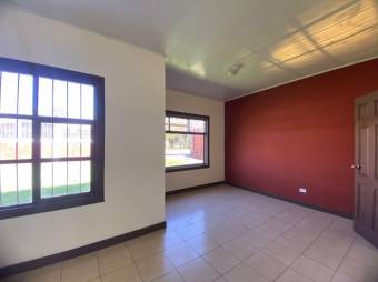 Se vende espaciosa casa con jardín interno en San Juan de Santa Barbara 24-1106