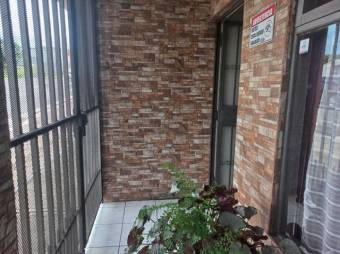 Se vende espaciosa casa de 2 plantas con patio en Heredia Centro 24-736