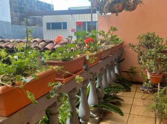 Se vende espaciosa casa de 2 plantas con patio en Heredia Centro 24-736