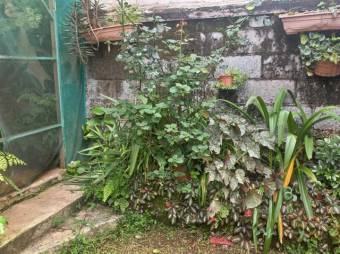 Se vende espaciosa casa de 2 plantas con patio en Heredia Centro 24-736