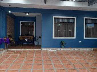 Se vende espaciosa casa con terraza en residencial de Santa bárbara en Heredia 24-1205