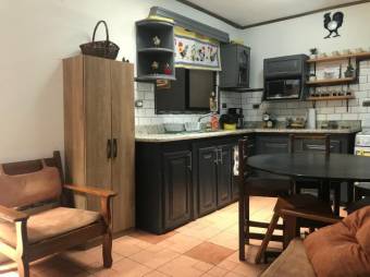 Se vende espaciosa casa con terraza en residencial de Santa bárbara en Heredia 24-1205