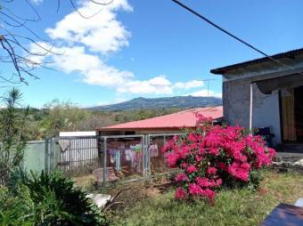 Se vende espaciosa casa con terraza en residencial de Santa bárbara en Heredia 24-1502