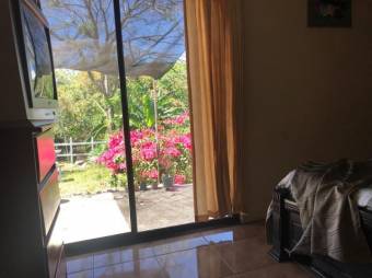 Se vende espaciosa casa con terraza en residencial de Santa bárbara en Heredia 24-1205