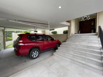 Se vende moderna y espaciosa casa con amplio patio en San 