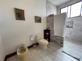 Se vende moderna y espaciosa casa con amplio patio en San Antonio de Belén 22-2713