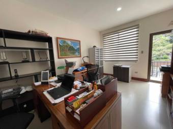 Se vende moderna y espaciosa casa con amplio patio en San 