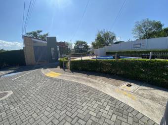 Se vende casa con patio y terraza en condominio de San Pablo en Heredia 24-1513