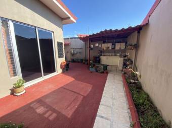 Se vende casa con patio y terraza en condominio de San Pablo en Heredia 24-1513