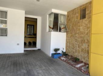 Se vende casa con patio y terraza en condominio de San Pablo en Heredia 24-1513