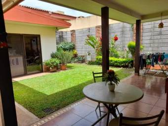 Se vende espaciosa casa con patio y terraza en condominio de La Ribera en Heredia 24-1313