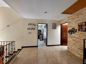 Se vende espaciosa casa con patio y terraza en condominio de La Ribera en Heredia 24-1313