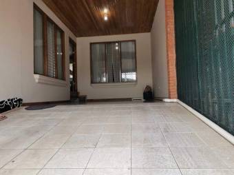 Se vende espaciosa casa con patio y terraza en Santiago de San Rafael 24-685