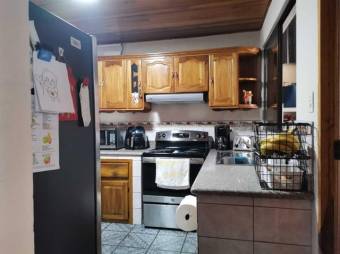 Se vende espaciosa casa con patio y terraza en Santiago de San Rafael 24-685