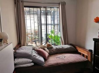 Se vende espaciosa casa con patio y terraza en Santiago de San Rafael 24-685