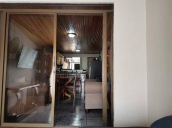 Se vende espaciosa casa con patio y terraza en Santiago de San Rafael 24-685