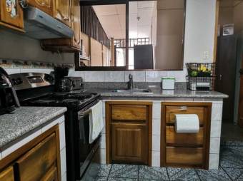 Se vende espaciosa casa con patio y terraza en Santiago de San Rafael 24-685