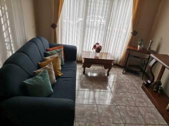 Se vende espaciosa casa con patio y terraza en Santiago de San Rafael 24-685