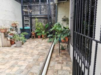 Se vende espaciosa casa con patio y terraza en Santiago de San Rafael 24-685