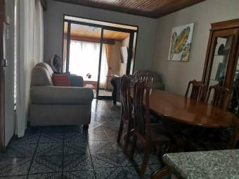 Se vende espaciosa casa con patio y terraza en Santiago de San Rafael 24-685