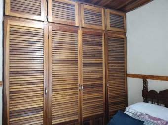 Se vende espaciosa casa con patio y terraza en Santiago de San Rafael 24-685