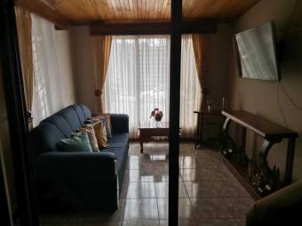 Se vende espaciosa casa con patio y terraza en Santiago de San Rafael 24-685