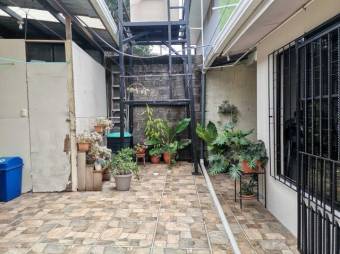 Se vende espaciosa casa con patio y terraza en Santiago de San Rafael 24-685