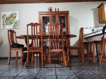 Se vende espaciosa casa con patio y terraza en Santiago de San Rafael 24-685