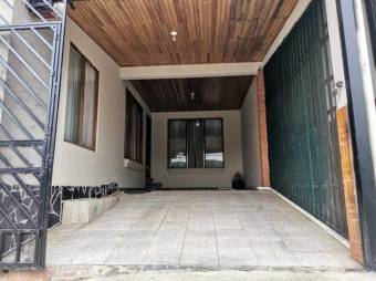 Se vende espaciosa casa con patio y terraza en Santiago de San Rafael 24-685