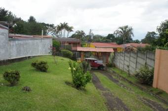 Se vende casa con amplio lote de 773m2 en San Rafael de Heredia 23-1609