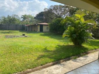 Se vende casa de 2 plantas con amplio lote de 2,420m2 en 