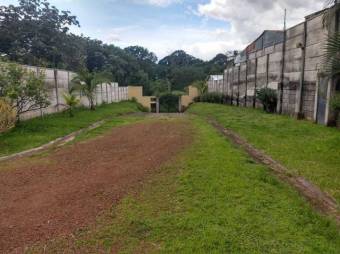 Se vende casa de 2 plantas con amplio lote de 2,420m2 en Heredia centro 24-1052