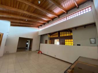 Se vende amplia casa con gran lote de 4,620m2 en Flores de San Joaquín 23-30 