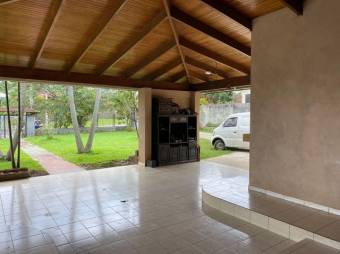 Se vende amplia casa con gran lote de 4,620m2 en Flores de San Joaquín 23-30 