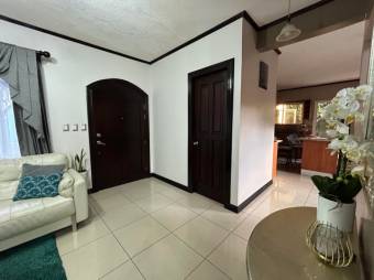 Se vende espaciosa casa con amplio patio y terraza en San Francisco de Heredia 24-918