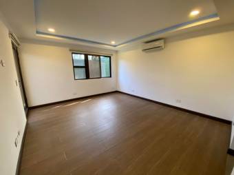 Se vende moderna casa con patio y piscina en condominio de Ulloa en Heredia 24-715