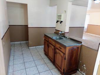 Se vende amplia casa con uso de suelo mixto en Santa bárbara de Heredia 23-2999