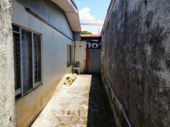 Se vende amplia casa con uso de suelo mixto en Santa bárbara de Heredia 23-2999