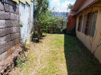 Se vende amplia casa con uso de suelo mixto en Santa bárbara de Heredia 23-2999