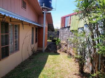 Se vende amplia casa con uso de suelo mixto en Santa bárbara de Heredia 23-2999