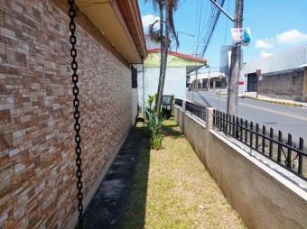 Se vende amplia casa con uso de suelo mixto en Santa bárbara de Heredia 23-2999