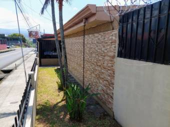 Se vende amplia casa con uso de suelo mixto en Santa bárbara de Heredia 23-2999