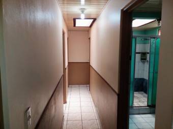 Se vende amplia casa con uso de suelo mixto en Santa bárbara de Heredia 23-2999