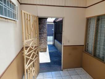 Se vende amplia casa con uso de suelo mixto en Santa bárbara de Heredia 23-2999