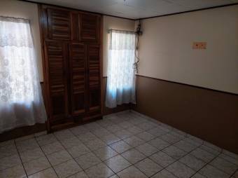 Se vende amplia casa con uso de suelo mixto en Santa bárbara de Heredia 23-2999