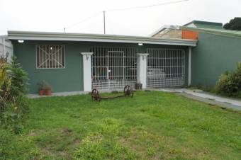 Se vende casa con amplio lote de 1,000m2 en Flores de Heredia 23-2061