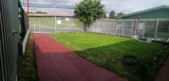 Se vende casa con amplio lote de 1,000m2 en Flores de Heredia 23-2061